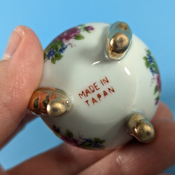 Small Japan floral trinket box on 3 curved legs, tooth fairy box, ring storage - Picture 9 of 10
